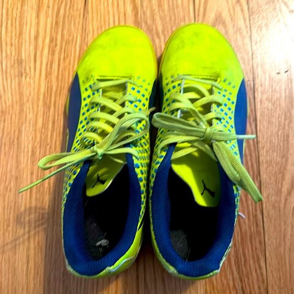 Kids Pumas indoor soccer shoes size UK 4/ 5 US. - Picture 4 of 5